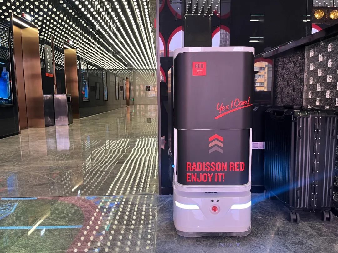 Yunji Hotel Delivery Robot in Xi'an Radisson RED, Come Enjoy It!